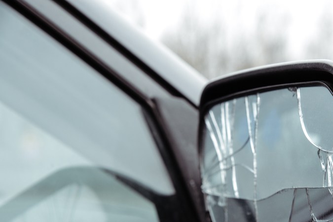 Retrovisor roto del coche. El espejo del coche está dañado, cristales rotos. Concepto de accidente, colisión de tráfico. Daños en el retrovisor lateral, mala conducción, problemas con el coche.