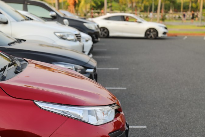 estacionamiento en áreas verdes
