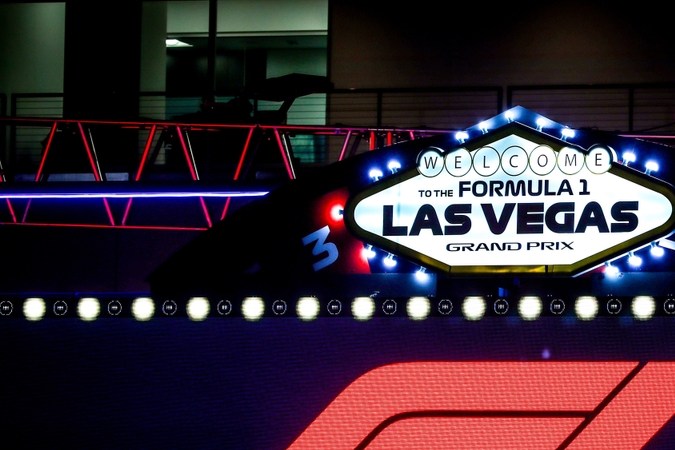 Logo de F1 en el circuito de Las Vegas para la carrera nocturna