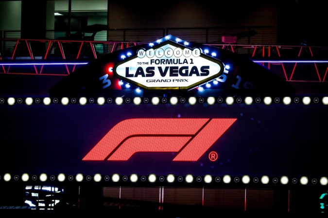 Logo de F1 en el circuito de Las Vegas para la carrera nocturna