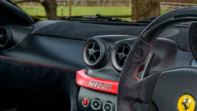 Talos XXT tiene un interior idéntico al Ferrari original.