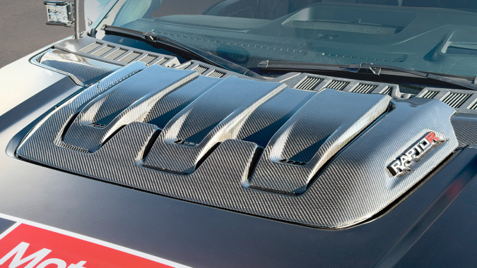 Ford F-150 Raptor R SEMA Show 2025 tiene elementos en fibra de carbono.