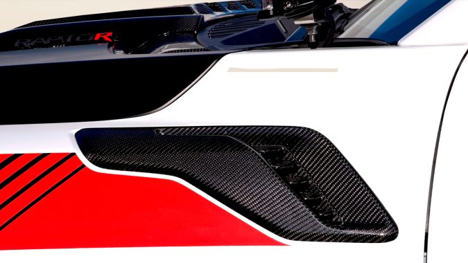 Ford F-150 Raptor R SEMA Show 2025 tiene varias tomas de aire.