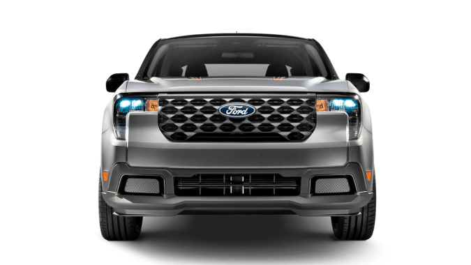 Ford Maverick 300T tiene una rejilla personalizada y tomas de aire exclusivas.