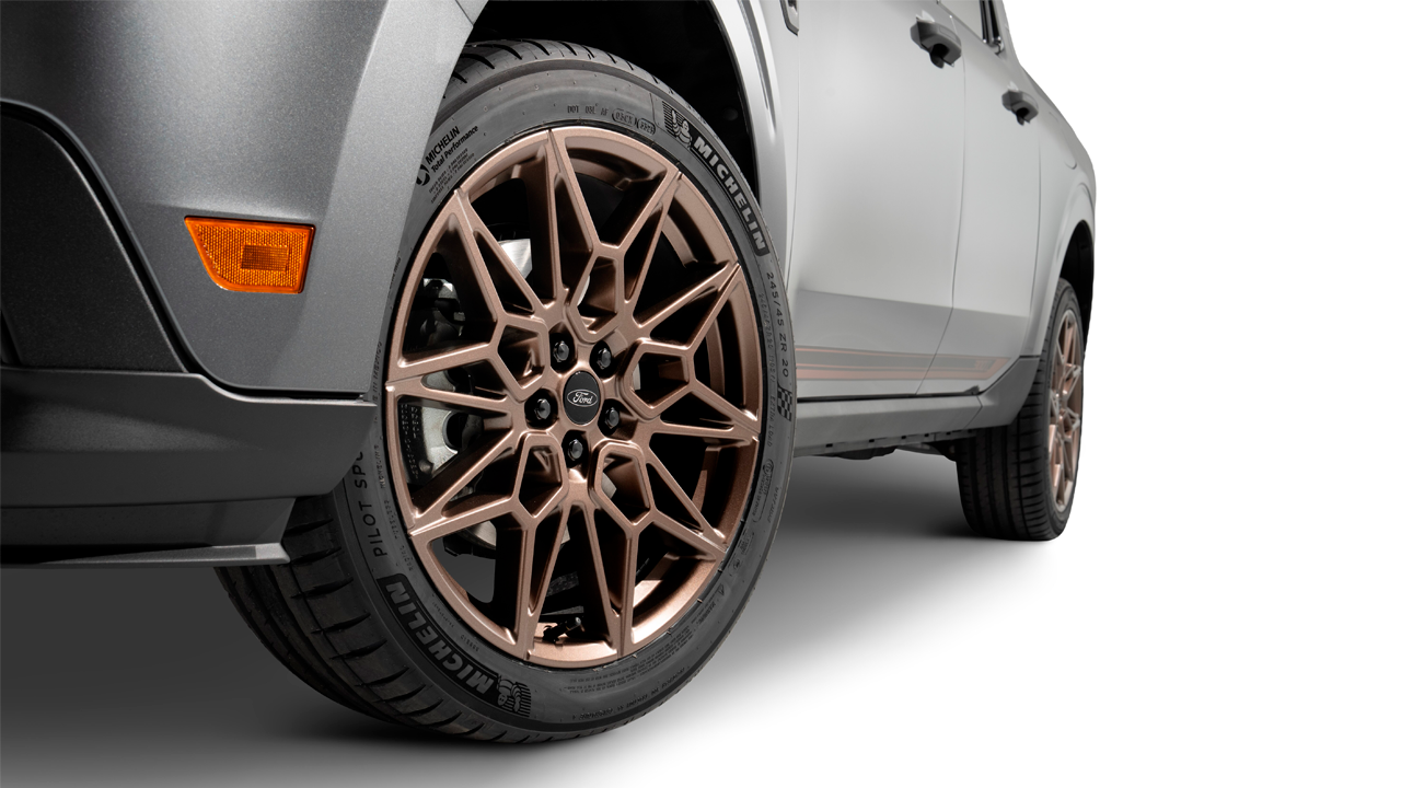 Ford Maverick 300T tiene llantas exclusivas color bronce.