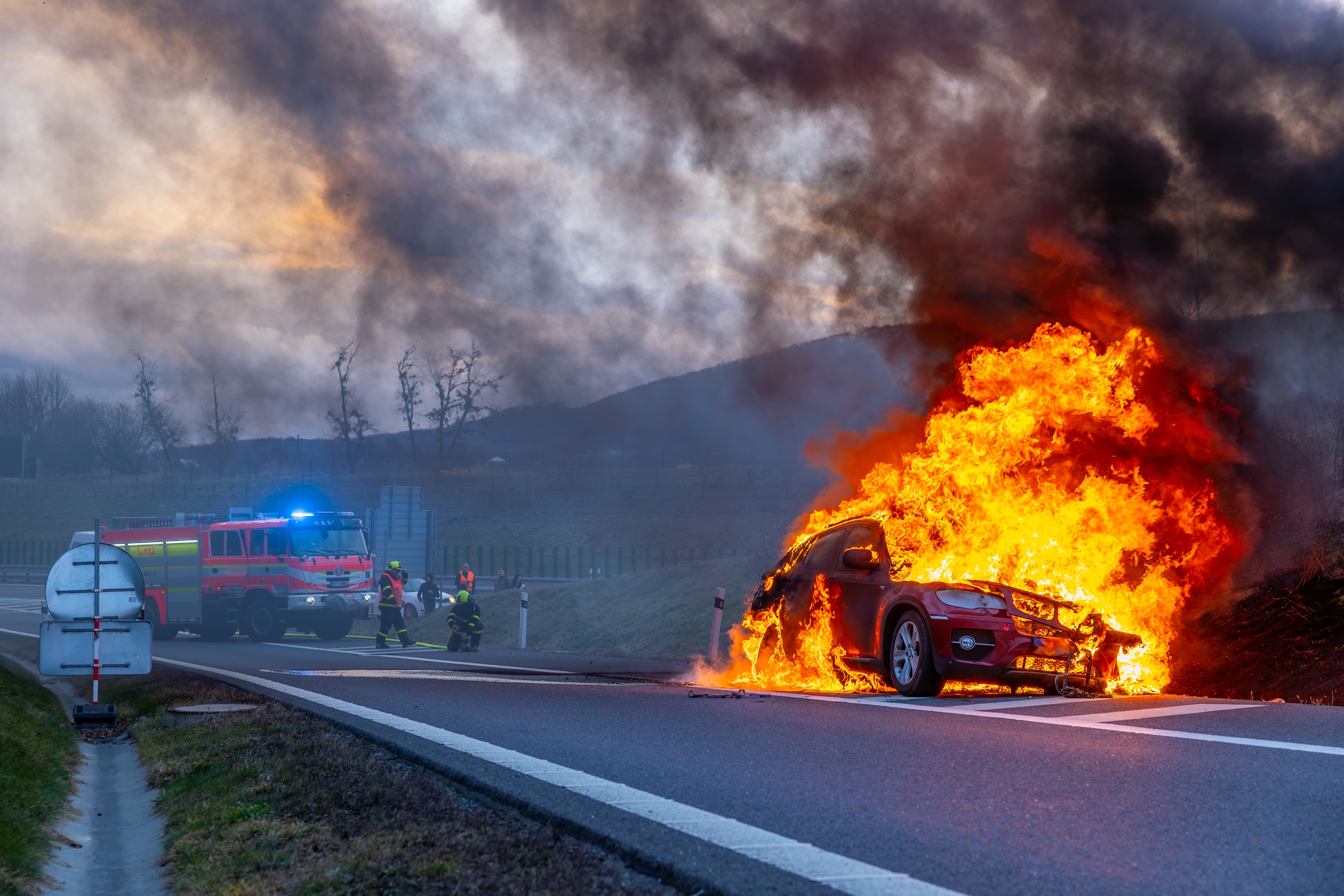 Una chispa puede ocasionar fuego en el auto.