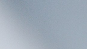 Cliente firmando documento de seguro arriendo mesa de Acuerdo, firmando contrato de compra venta de vehículo nuevo o usado, con llaves de coche, papeles de Garantía, garantia incluida en la transaccion.