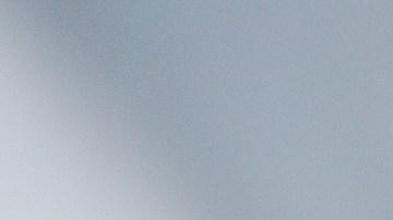 Cliente firmando documento de seguro arriendo mesa de Acuerdo, firmando contrato de compra venta de vehículo nuevo o usado, con llaves de coche, papeles de Garantía, garantia incluida en la transaccion.