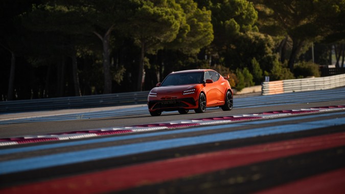 Genesis GV60 Magma presenta una conducción deportiva.