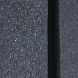 Hombres caucásicos presionan el lavado de la parte inferior de su auto moderno frente a la autopista de su casa. Mantenimiento del vehículo.