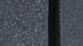 Hombres caucásicos presionan el lavado de la parte inferior de su auto moderno frente a la autopista de su casa. Mantenimiento del vehículo.