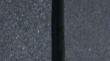 Hombres caucásicos presionan el lavado de la parte inferior de su auto moderno frente a la autopista de su casa. Mantenimiento del vehículo.