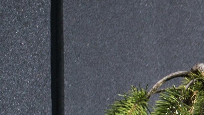 Hombres caucásicos presionan el lavado de la parte inferior de su auto moderno frente a la autopista de su casa. Mantenimiento del vehículo.