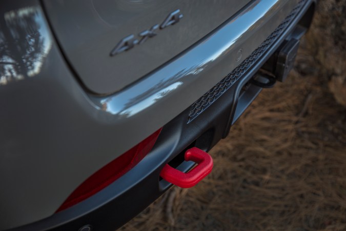 Jeep Compass 2026 tiene en la Trailhawk varios elementos todoterreno.