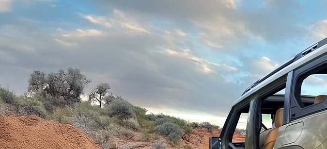 Jeep Recon 2026 Trail Rated en ambiente rocoso, mostrando diseño frontal moderno y faros LED, ideal para aventura 4x4 eléctrica.