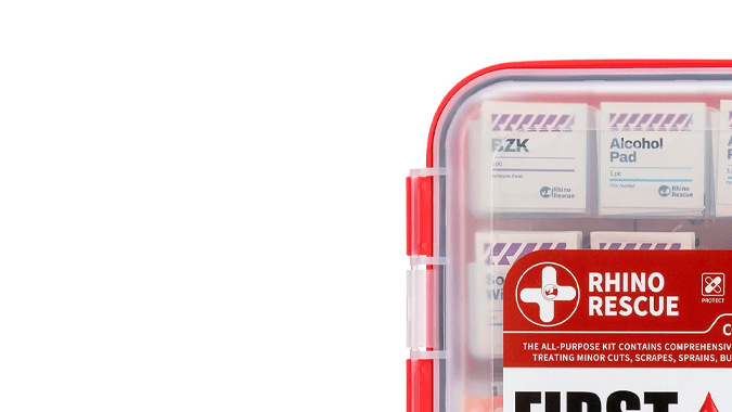 Botiquín de primeros auxilios Rhino Rescue de 371 piezas es costoso pero completo.