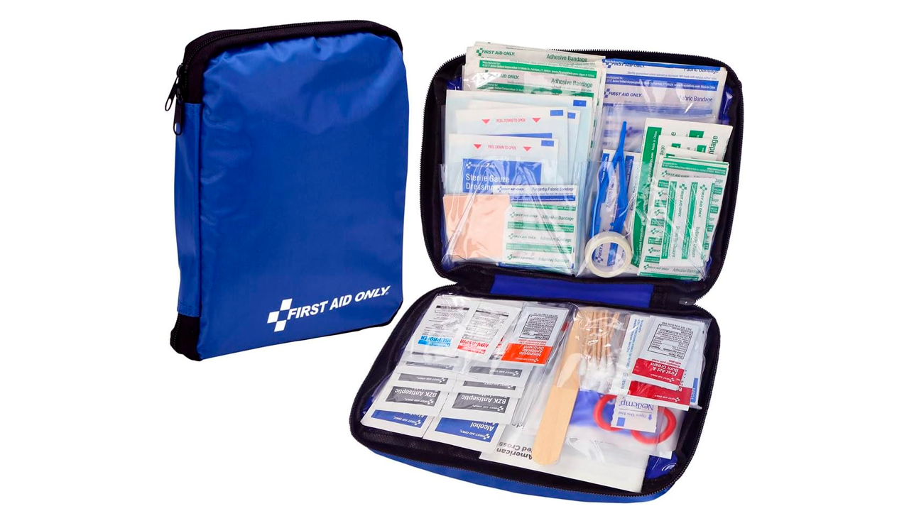 Botiquín de primeros auxilios multiusos de 299 piezas First Aid Only tiene un gran precio.