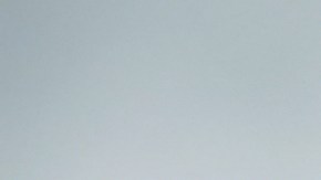 Vendedor de coches que dan la llave y el coche modelo pequeño al nuevo concepto de transporte y propiedad del propietario del coche.