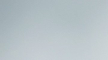 Vendedor de coches que dan la llave y el coche modelo pequeño al nuevo concepto de transporte y propiedad del propietario del coche.