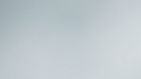 Vendedor de coches que dan la llave y el coche modelo pequeño al nuevo concepto de transporte y propiedad del propietario del coche.