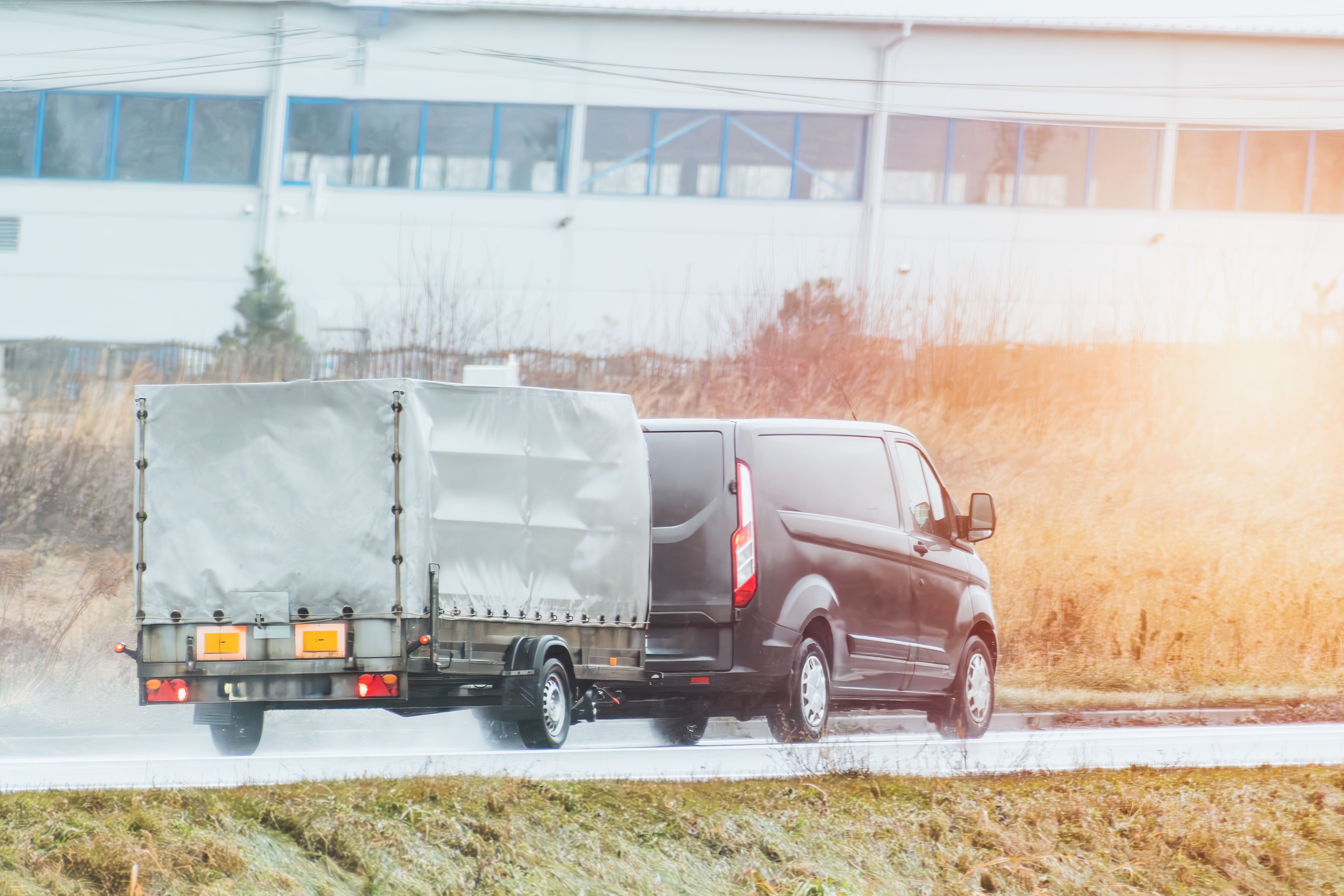 vahículo usando remolque