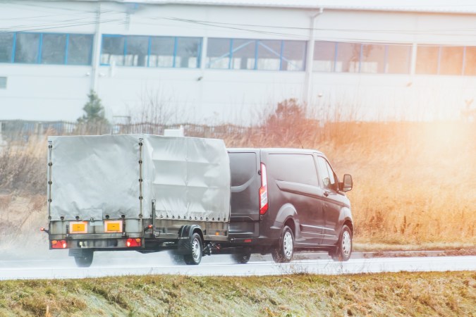 vahículo usando remolque