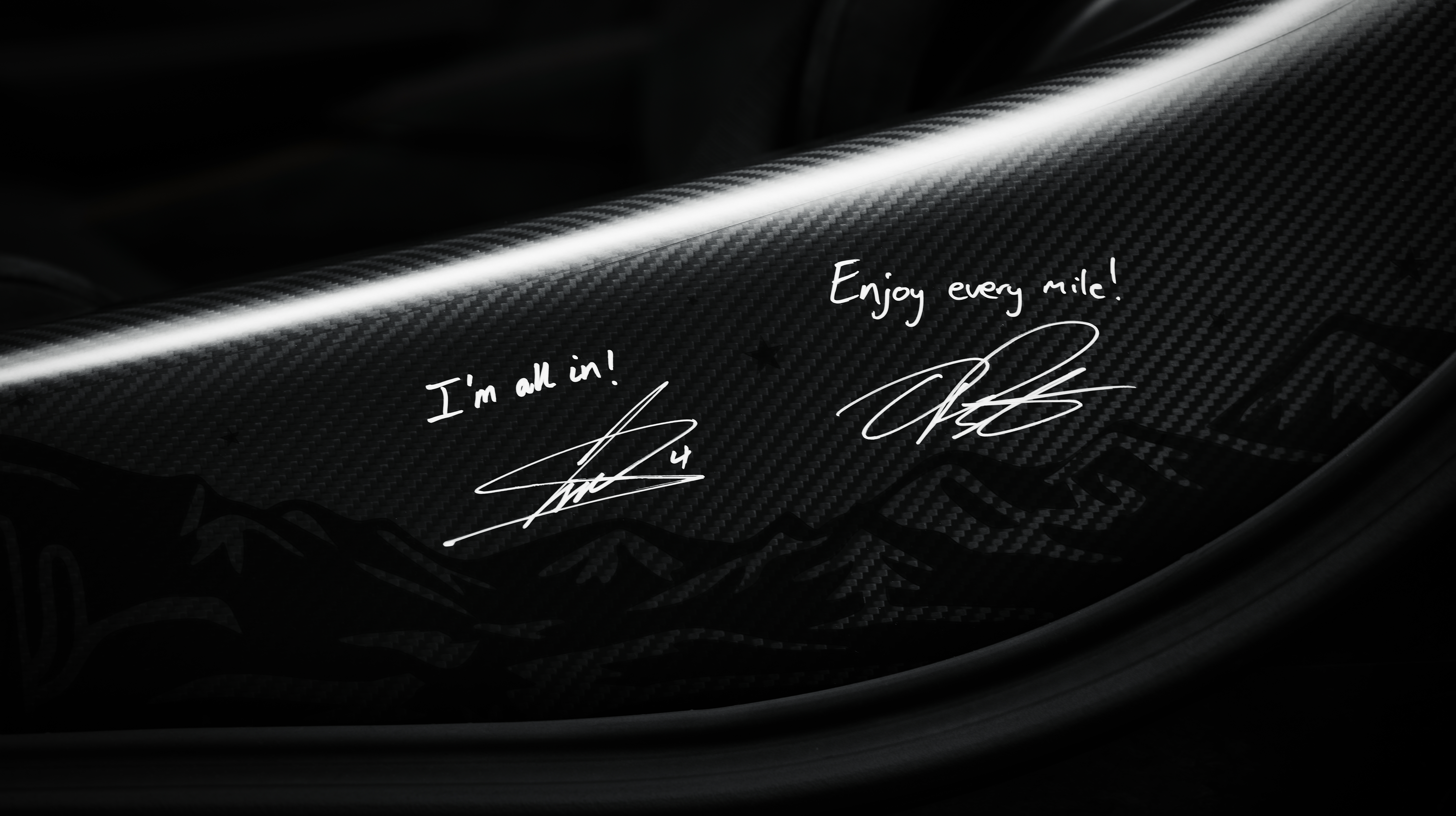 McLaren Project Viva 750S tiene las firmas de Norris y Piastri.