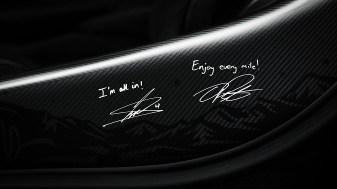 McLaren Project Viva 750S tiene las firmas de Norris y Piastri.