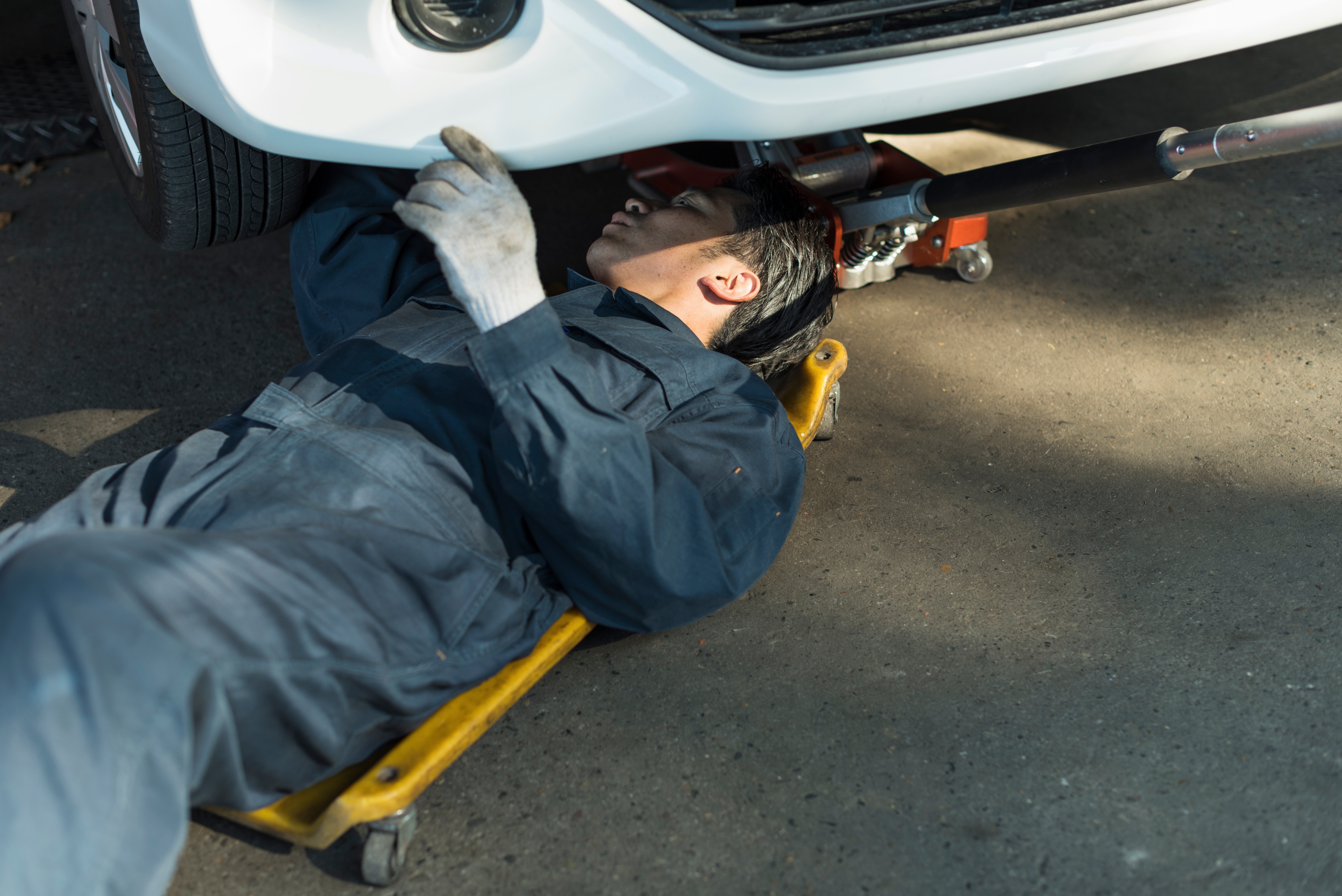 Los overoles de trabajo pueden usarse para diferentes tareas como mecánica.