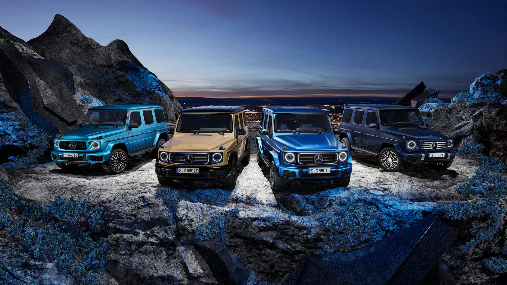 Mercedes-Benz G-Class SUV 2025 en montaña, colores edición especial y diseño todoterreno premium, fotografía nocturna exterior.