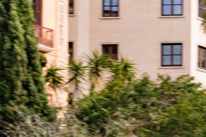 Mini Cooper E eléctrico circulando en ciudad, opción práctica y versátil para quienes buscan alternativas eléctricas al VW Golf en Estados Unidos.