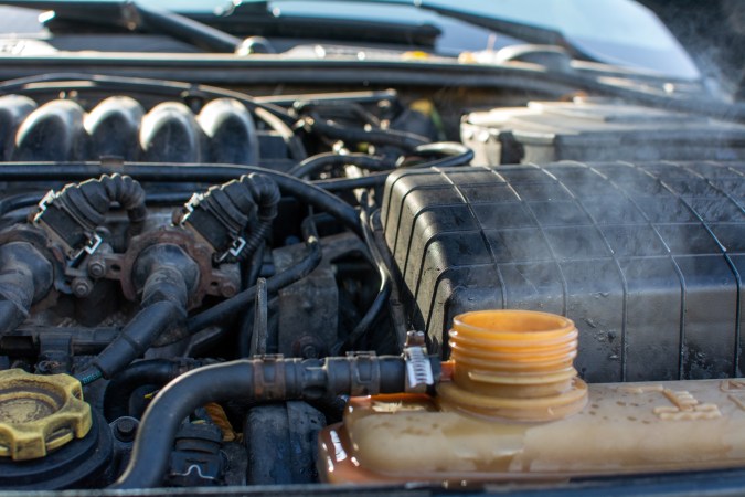 El humo blanco en el motor señala que está sobrecalentado.
