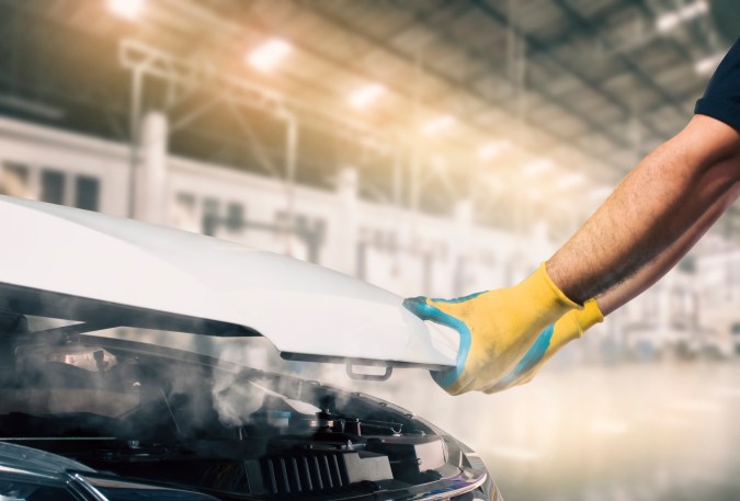 El motor sobrecalentado puede ser por falta de refrigerante.