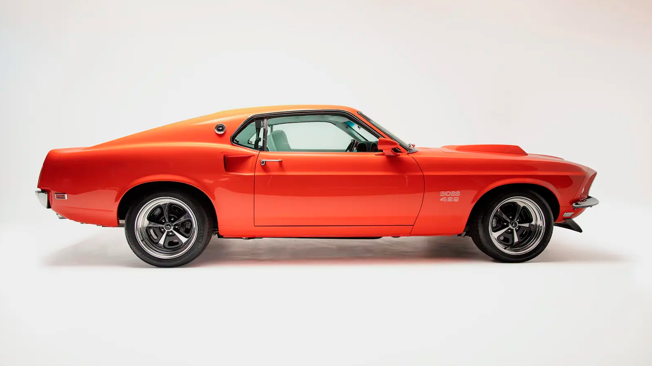 Revology Mustang Boss 429 tiene un perfil aerodinámico único.
