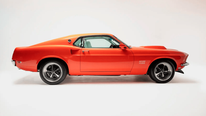 Revology Mustang Boss 429 tiene un perfil aerodinámico único.