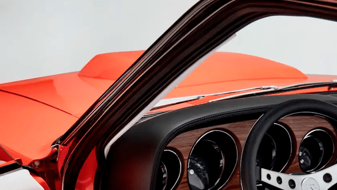 Revology Mustang Boss 429 tiene un panel de instrumentos retro.