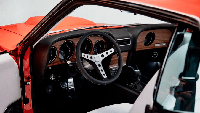 Revology Mustang Boss 429 tiene un panel de instrumentos retro.