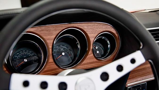 Revology Mustang Boss 429 se actualizaron los controles.