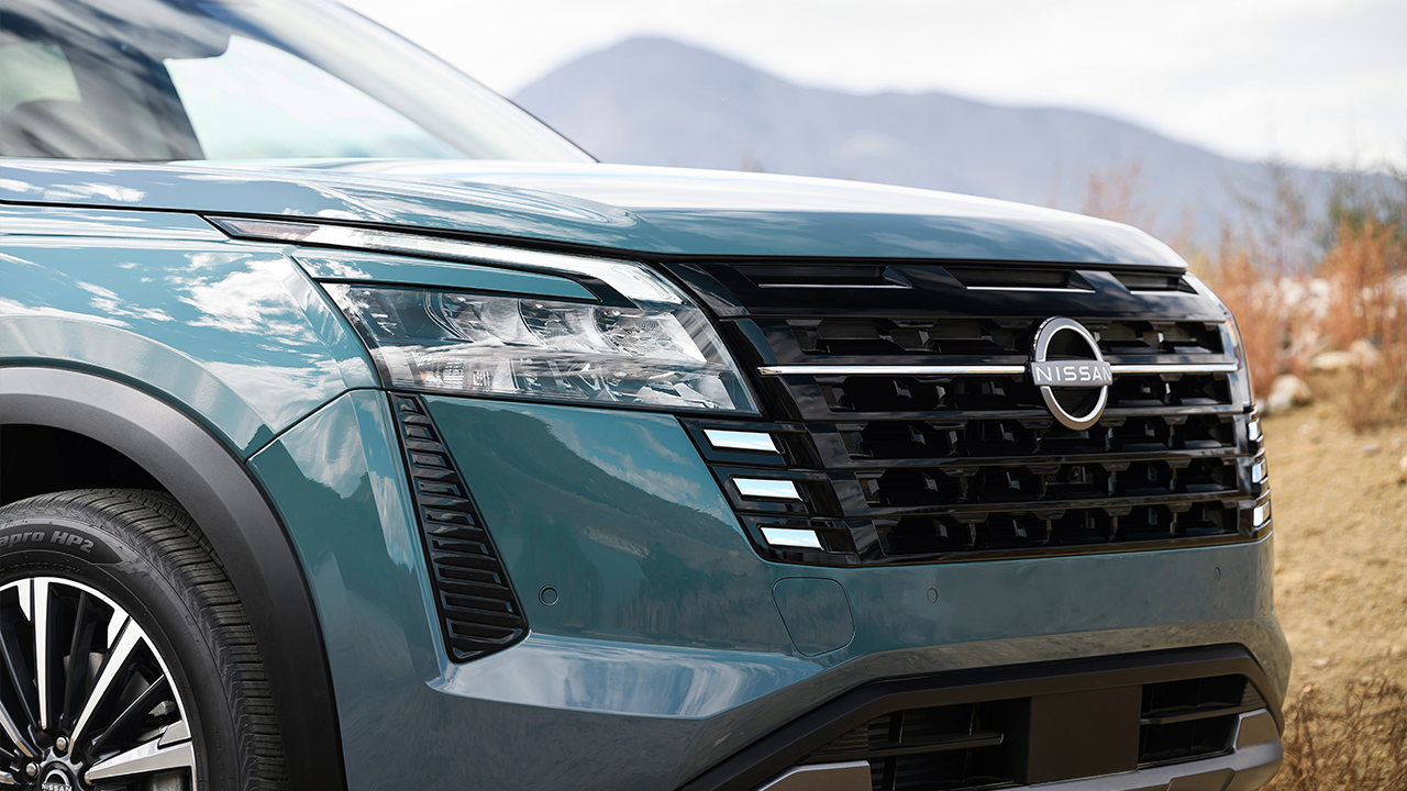 Nissan Pathfinder 2026 tiene una parrilla actualizada.