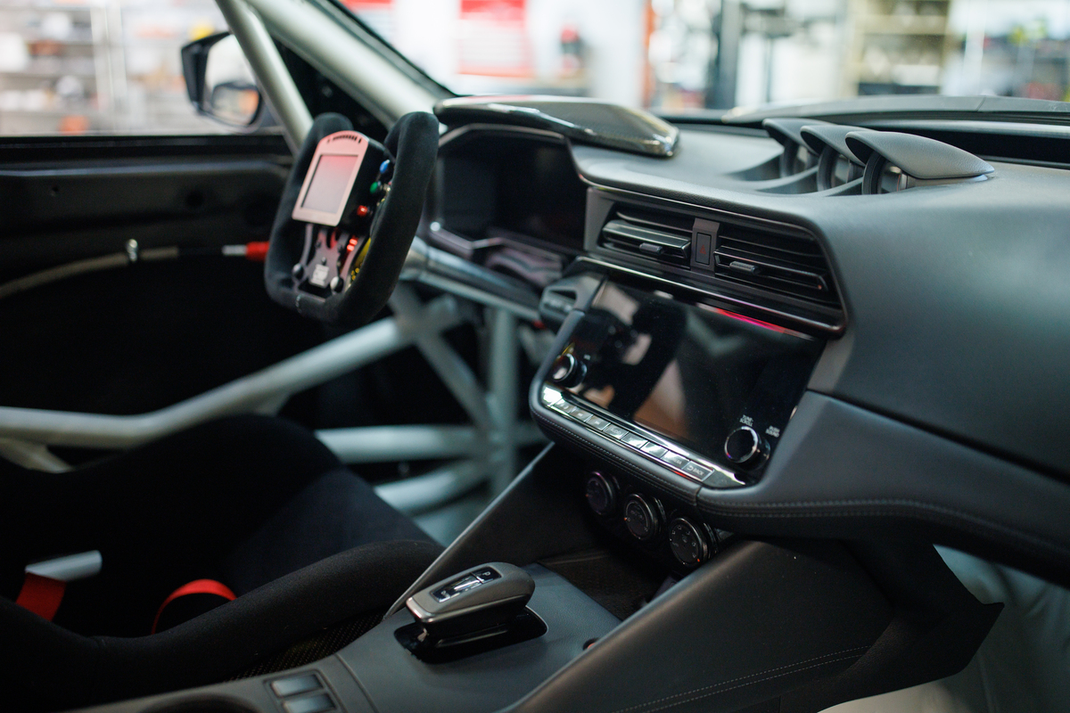 Nissan Nismo GT-Z por Forsberg Racing tiene un interior para carreras.