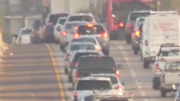 Auto de emergencia 911 en autopista interurbana concurrida. Coche paramédico en atasco en la autopista durante la hora pico. Concepto de transporte y transporte en metrópolis.