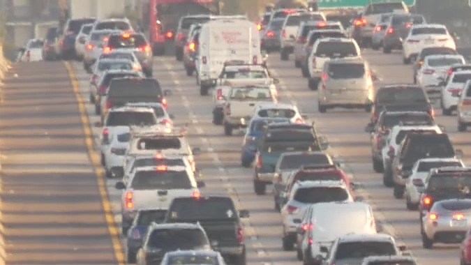 Auto de emergencia 911 en autopista interurbana concurrida. Coche paramédico en atasco en la autopista durante la hora pico. Concepto de transporte y transporte en metrópolis.