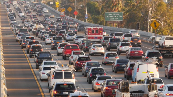 Auto de emergencia 911 en autopista interurbana concurrida. Coche paramédico en atasco en la autopista durante la hora pico. Concepto de transporte y transporte en metrópolis.