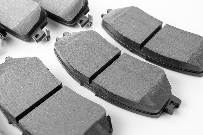 Pastillas de freno de auto deben ser resistentes.