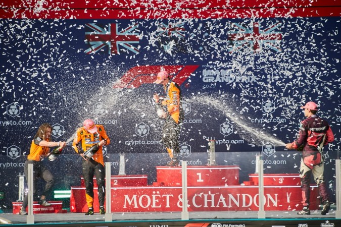 Podio. Primero: 81 Oscar Piastri (AUS) McLaren; Segundo: 4 Lando Norris (GBR) McLaren; Tercero: 63 George Russell (GBR) Mercedes. F1 Miami GP 2025.