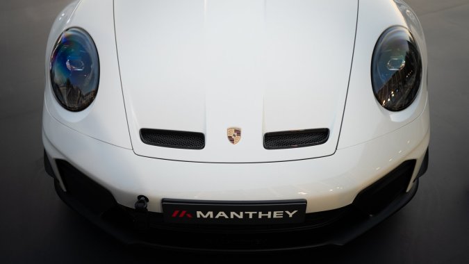 Porsche 911 GT3 con Kit Manthey 2026 fue exhibido en Dubai.