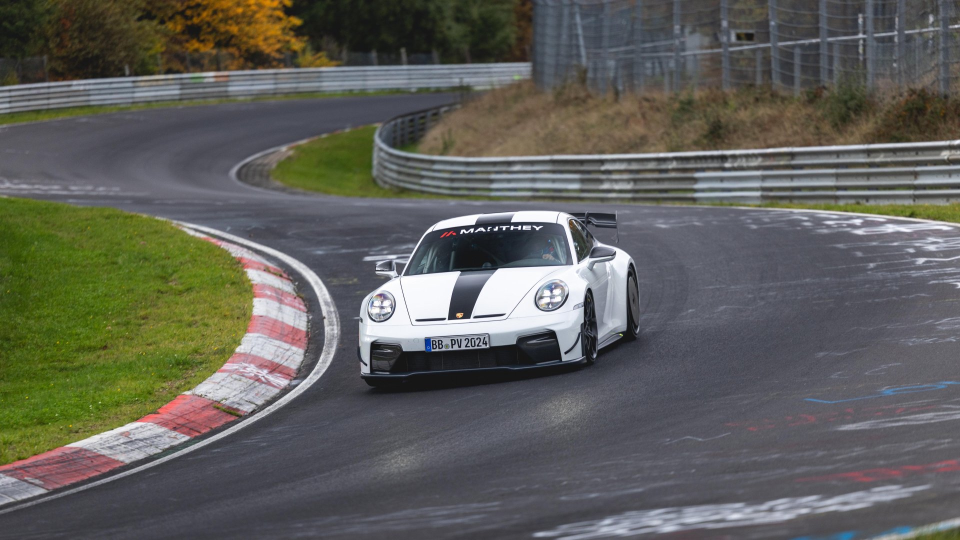 Porsche 911 GT3 con Kit Manthey 2026 rompió su propio récord en Nürburgring Nordschleife.