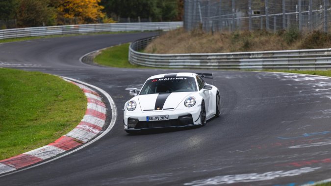 Porsche 911 GT3 con Kit Manthey 2026 rompió su propio récord en Nürburgring Nordschleife.