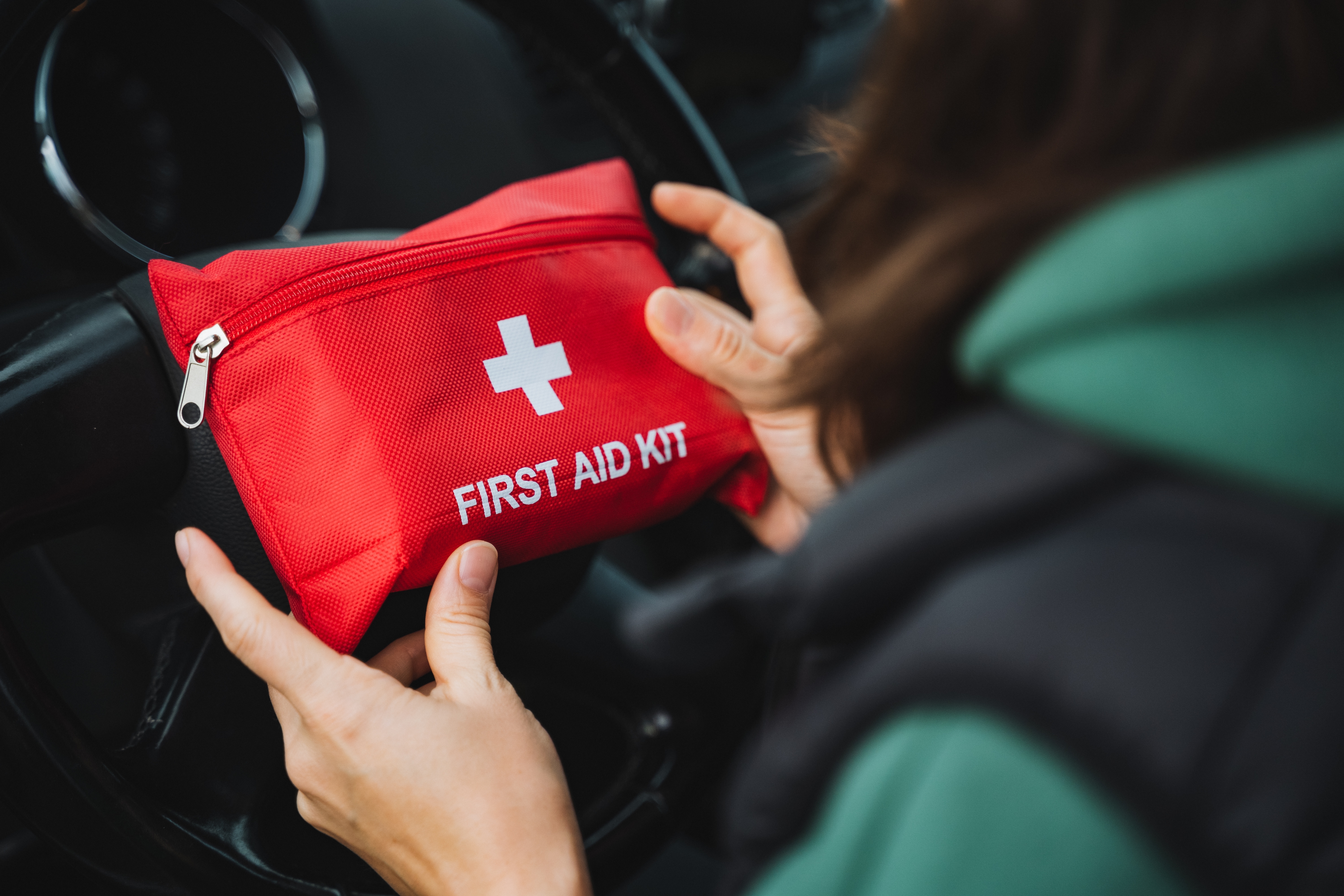 Los botiquines de primeros auxilios son portatiles.