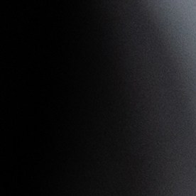 La mano de la persona se moja lijando un faro de coche para la restauración, pegado con cinta adhesiva verde.